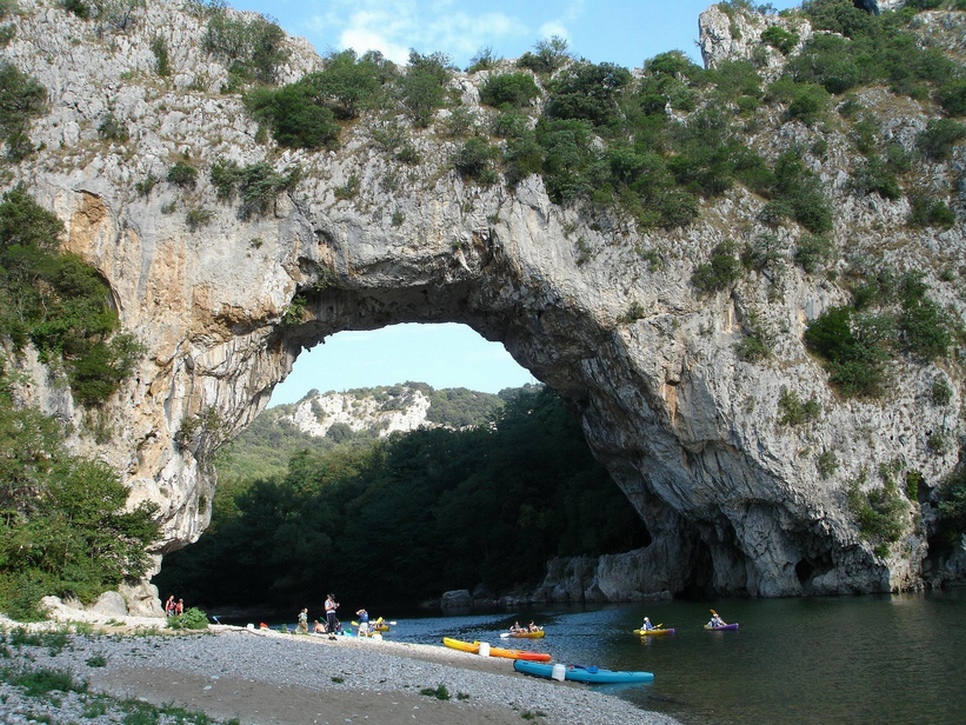 Canoë Location Ardèche, réservez et descendez les plus beaux parcours Ardéchois.